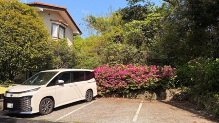 正面玄関第一駐車場