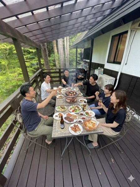 裏のテラスでもBBQができます。