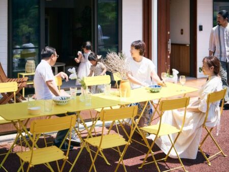 庭には8名分のテーブル&チェアセット