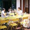 庭には8名分のテーブル&チェアセット