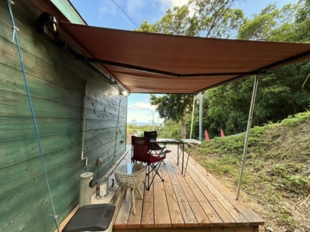 屋根付きデッキでBBQは雨天もOK
