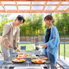 笑い声がこだまする屋根付きBBQスペース
