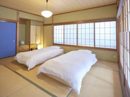 和室。シングルベッドとムアツ布団3セット