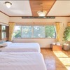主寝室。2台のセミダブルベッドを設置。