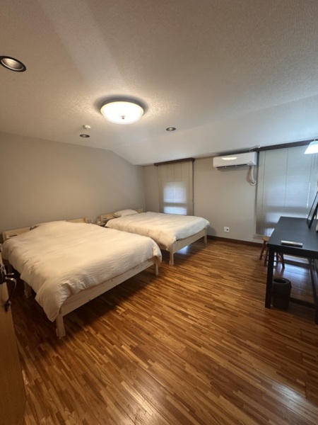 寝室①　ダブルベッド2台