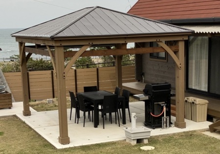 屋根付きのBBQハウス