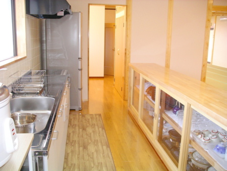 キッチン　調理器具、食器沢山