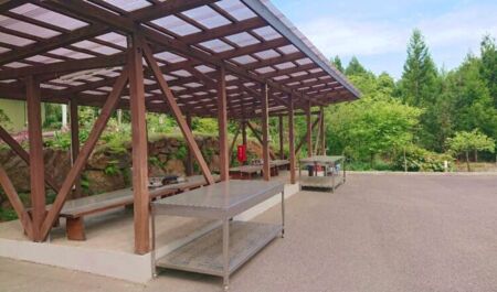大型の屋根付きバーベキュー施設