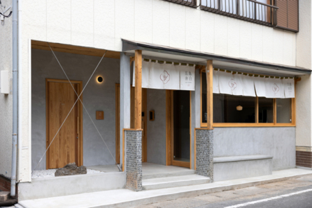 五島余白の”のれん”が皆さまをお出迎え