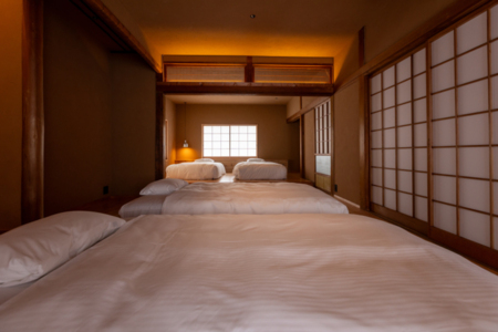 寝室は4部屋。2部屋は高級マットレス完備